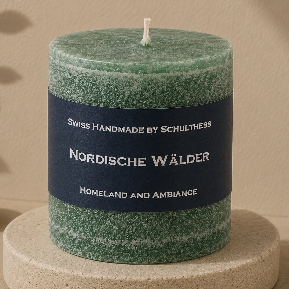 Schulthess Duftkerze Nordische Wälder in Grün auf hellem Travertinteller