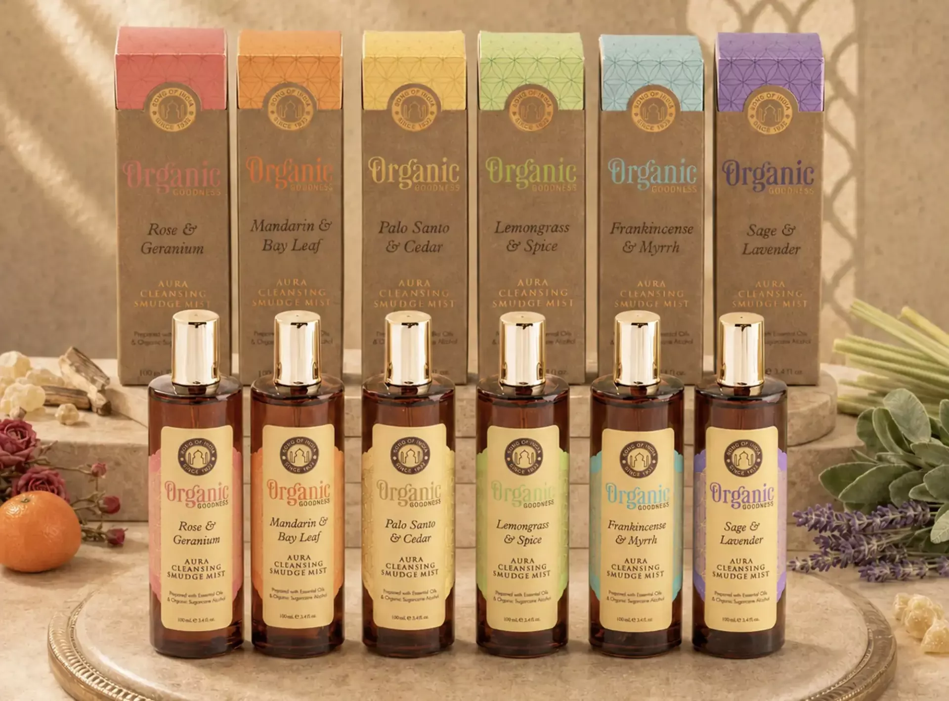 Sechs Organic Goodness Aura Cleansing Smudge Mists von Song of India mit ihren Verpackungen und passenden Duftzutaten.