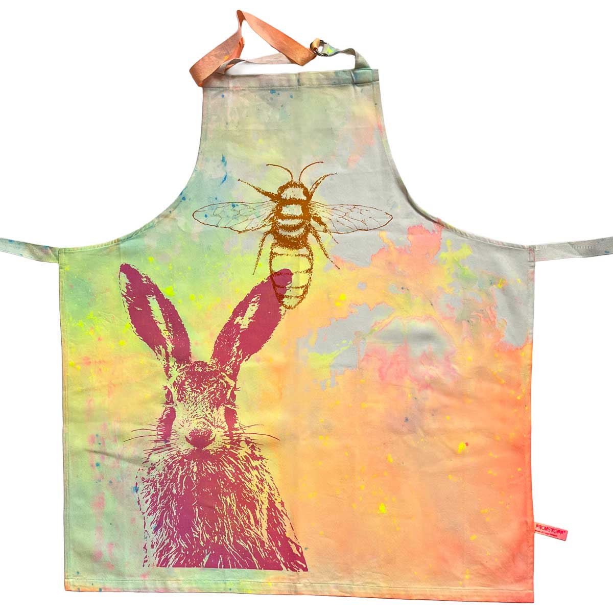 Handgedruckte Atelier Unique Küchenschürze „Klopfer & Bine 2“ von Frohstoff mit pinkem Hasenmotiv und goldener Biene auf hellem, farbigem Grund, Handsiebdruck aus Hamburg.