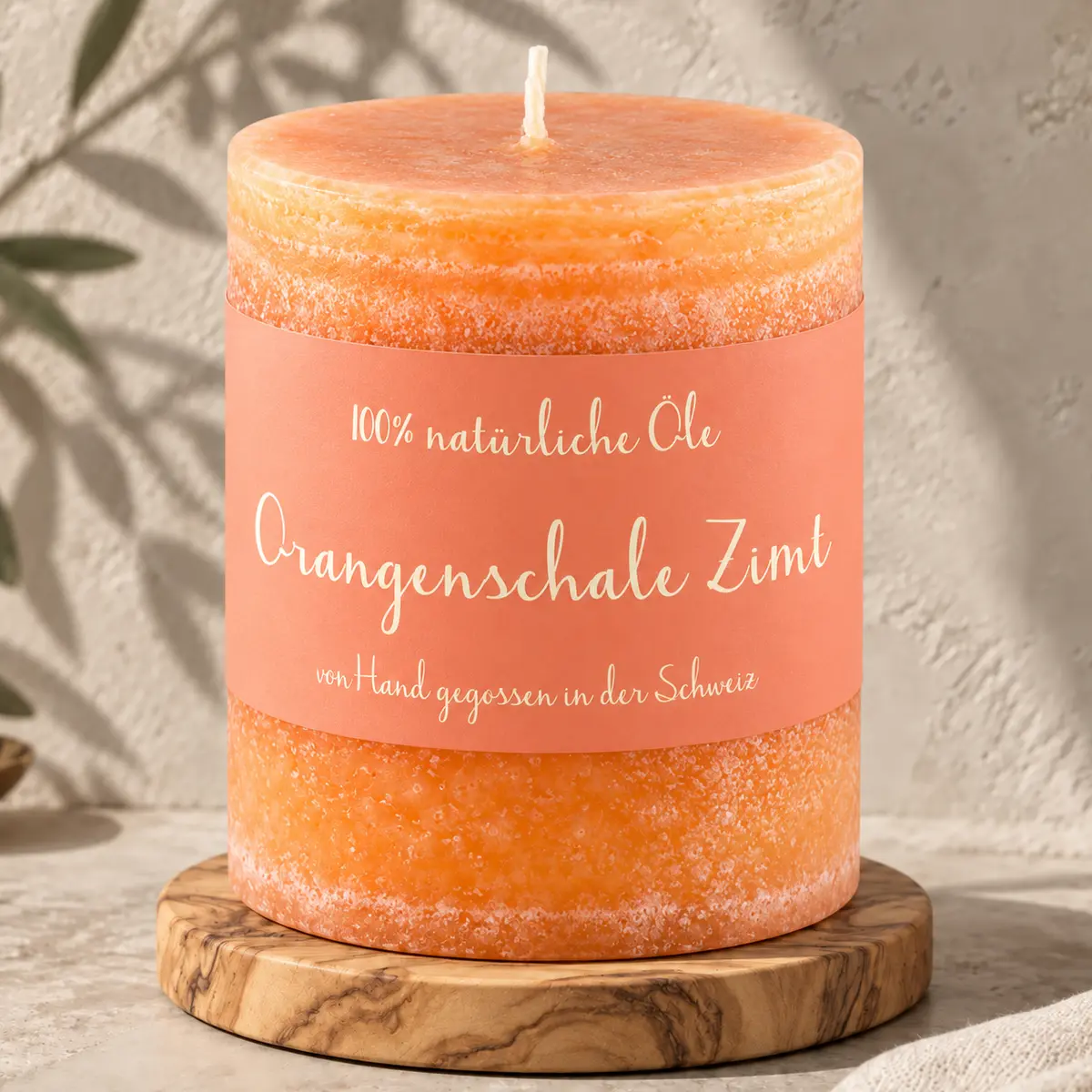 Orange Schulthess Duftkerze Orangenschale Zimt aus 100 % natürlichen Ölen auf einem Holzsockel