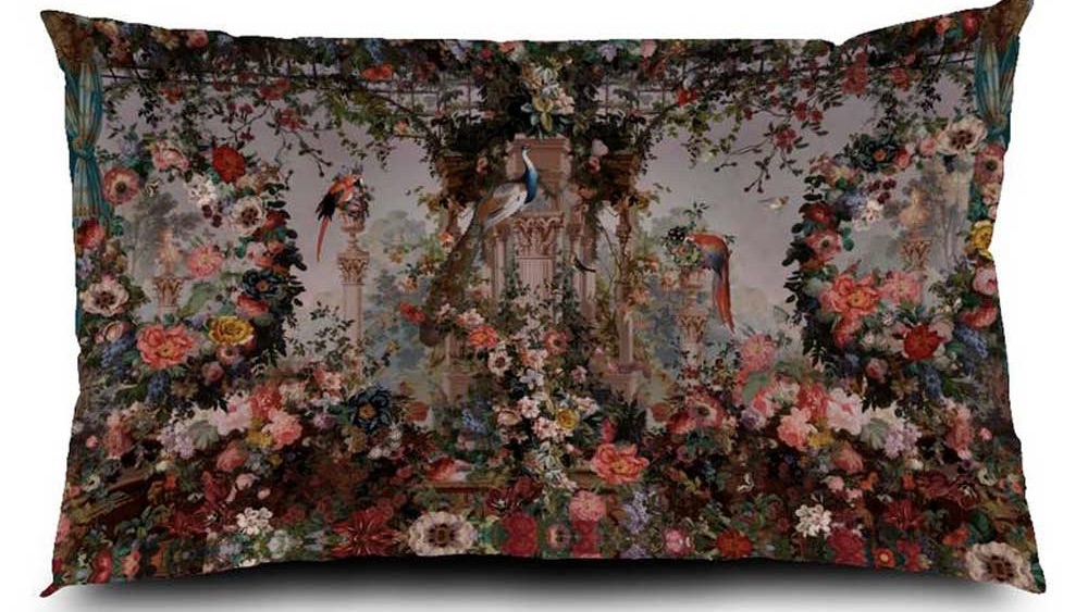 Luxus Samtkissen „Paradise“ von Voglio Bene – prachtvolle Blumenpracht, Vögel und romantische Szenerie im barocken Kunststil. Exklusives Designer Kissen 40x65 cm.