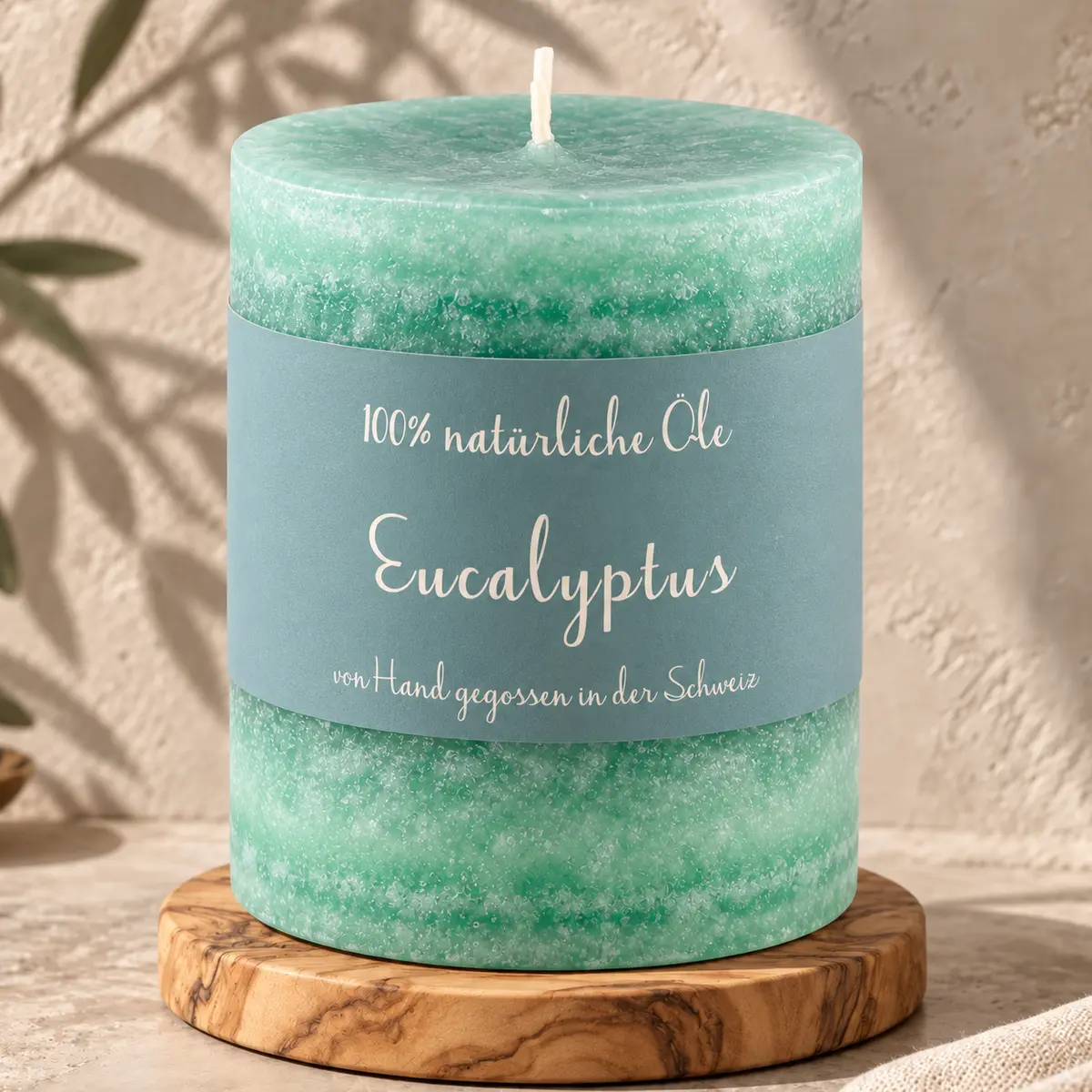 Türkisgrüne Schulthess Duftkerze Eucalyptus aus 100 % natürlichen Ölen auf einem Holzsockel