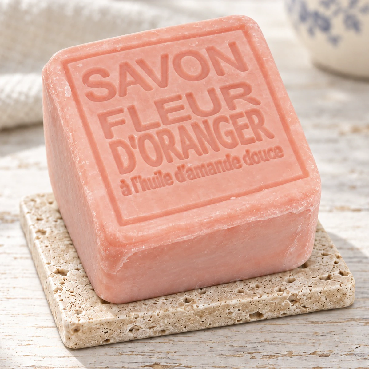 Maitre Savonitto Seifenwürfel Orangenblüte auf Travertin