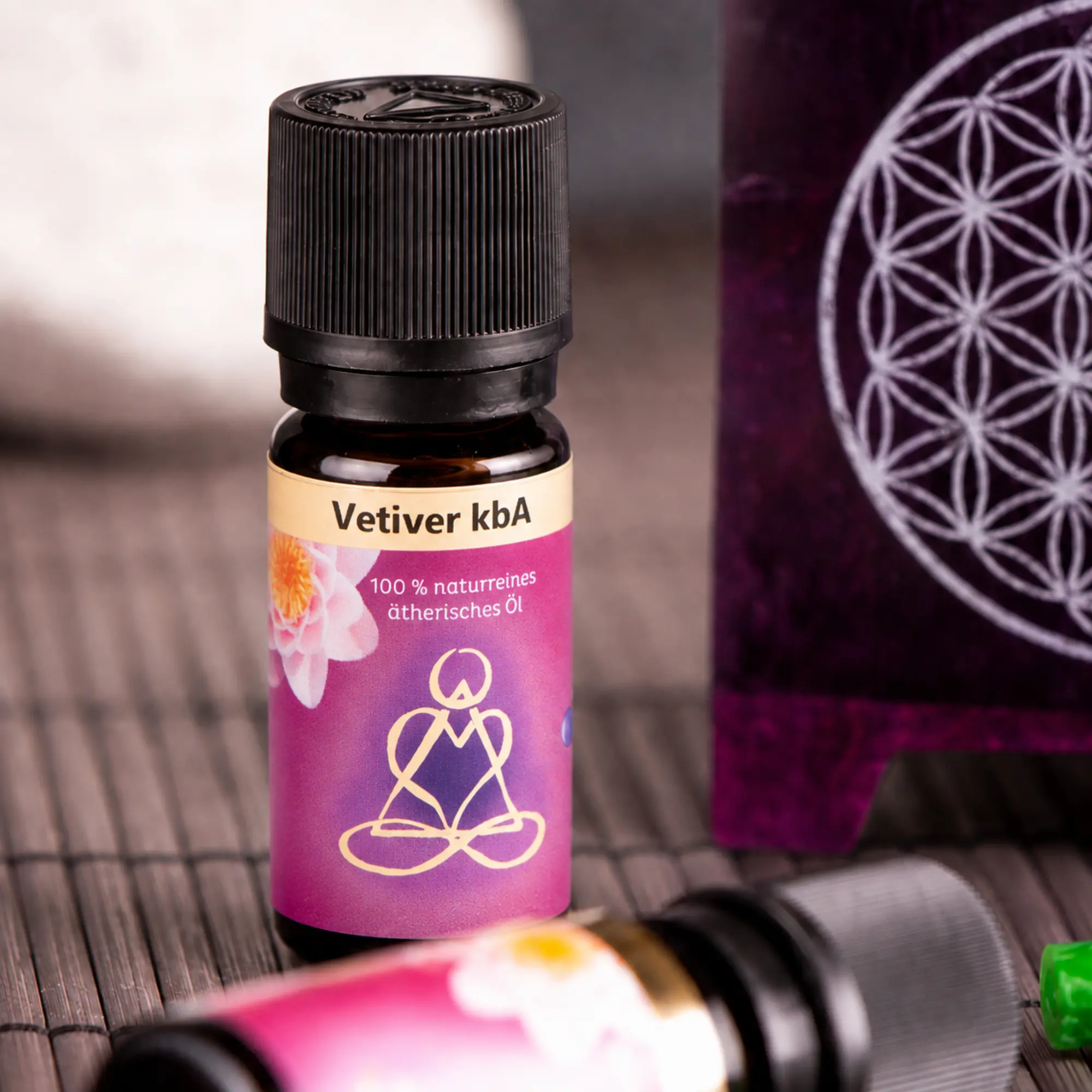 Vetiveröl von Berk mit violetter Aromalampe im stimmungsvollen Arrangement