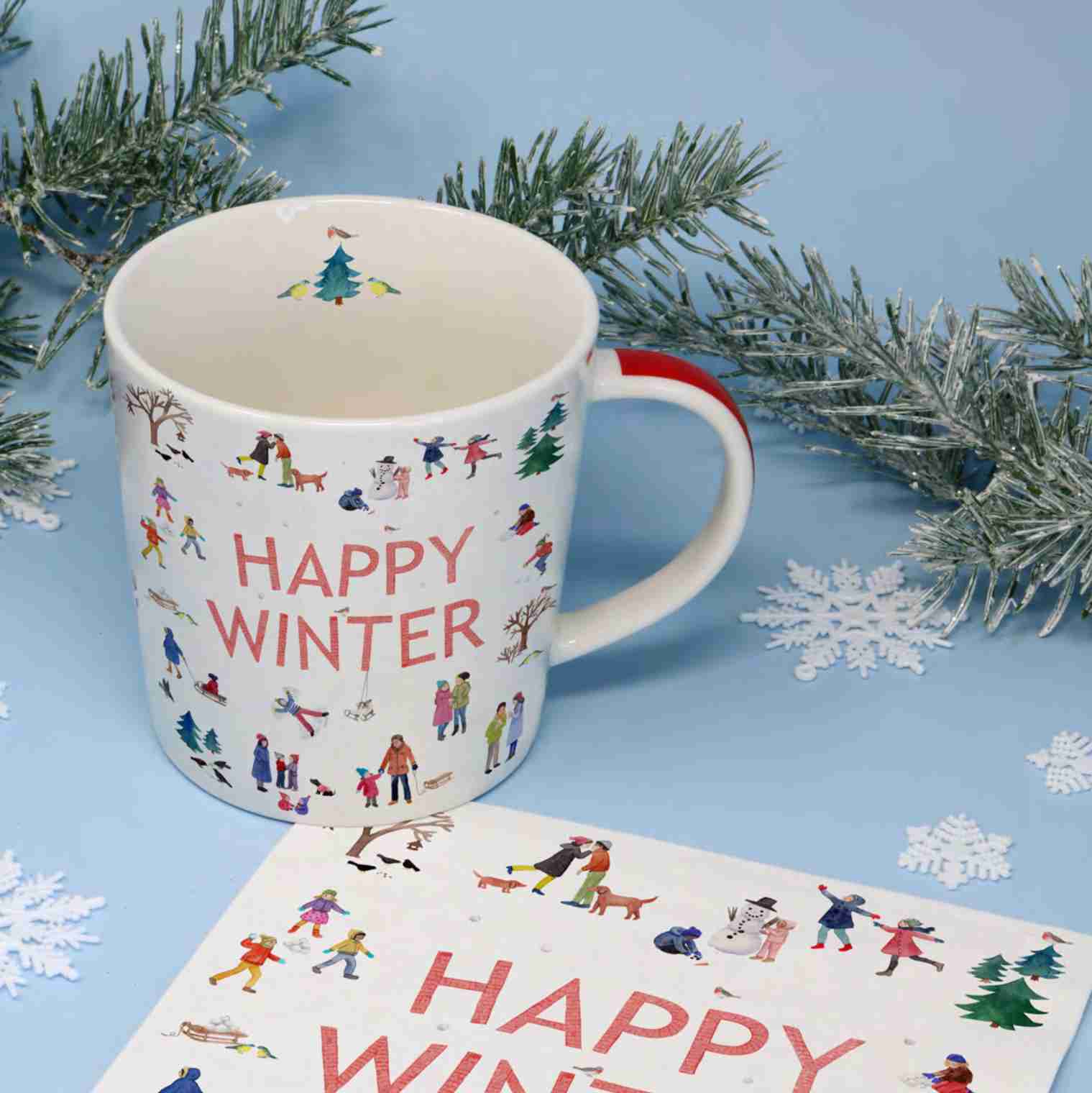 Porzellantasse Happy Winter von PPD mit winterlichem Motiv aus Schlittschuhläufern und Schneemännern, umgeben von Tannenzweigen und Schneeflocken – ideal für Kakao, Tee oder Kaffee.