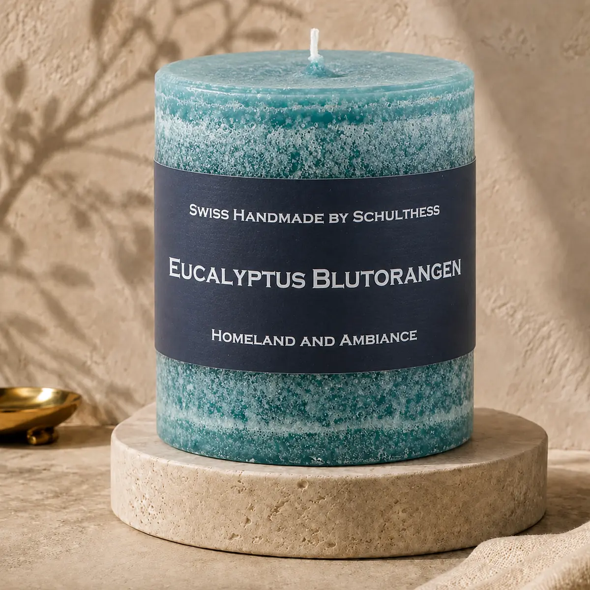 Schulthess Duftkerze Eucalyptus Blutorangen auf einem Travertinteller