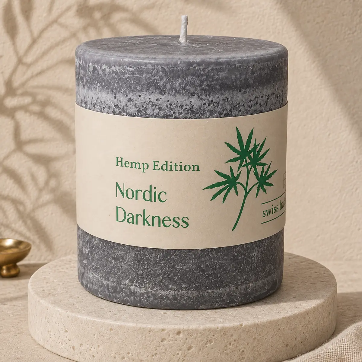 Schulthess Hemp Edition Duftkerze Nordic Darkness auf hellem Travertin