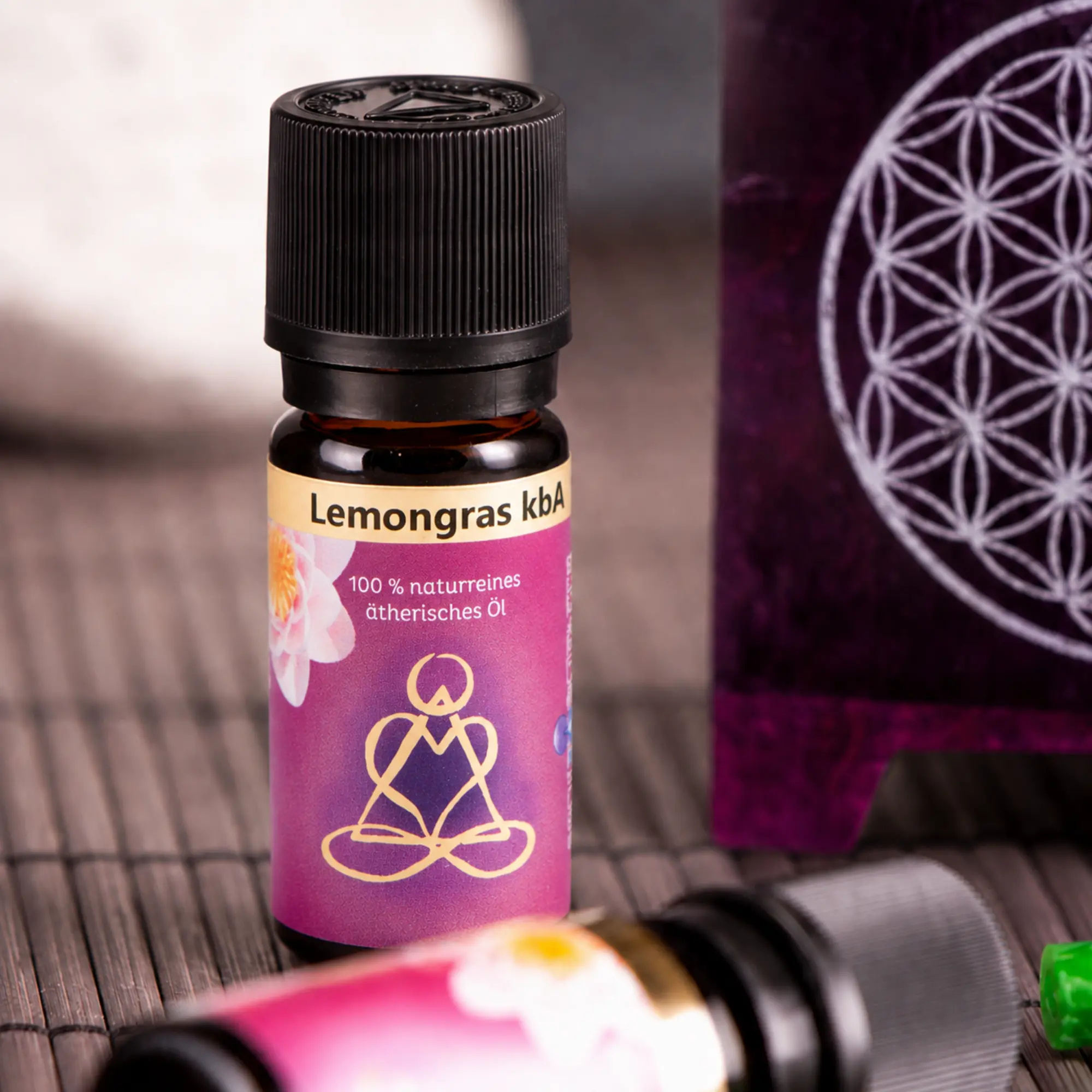 Lemongrasöl von Berk mit violetter Aromalampe im stimmungsvollen Arrangement
