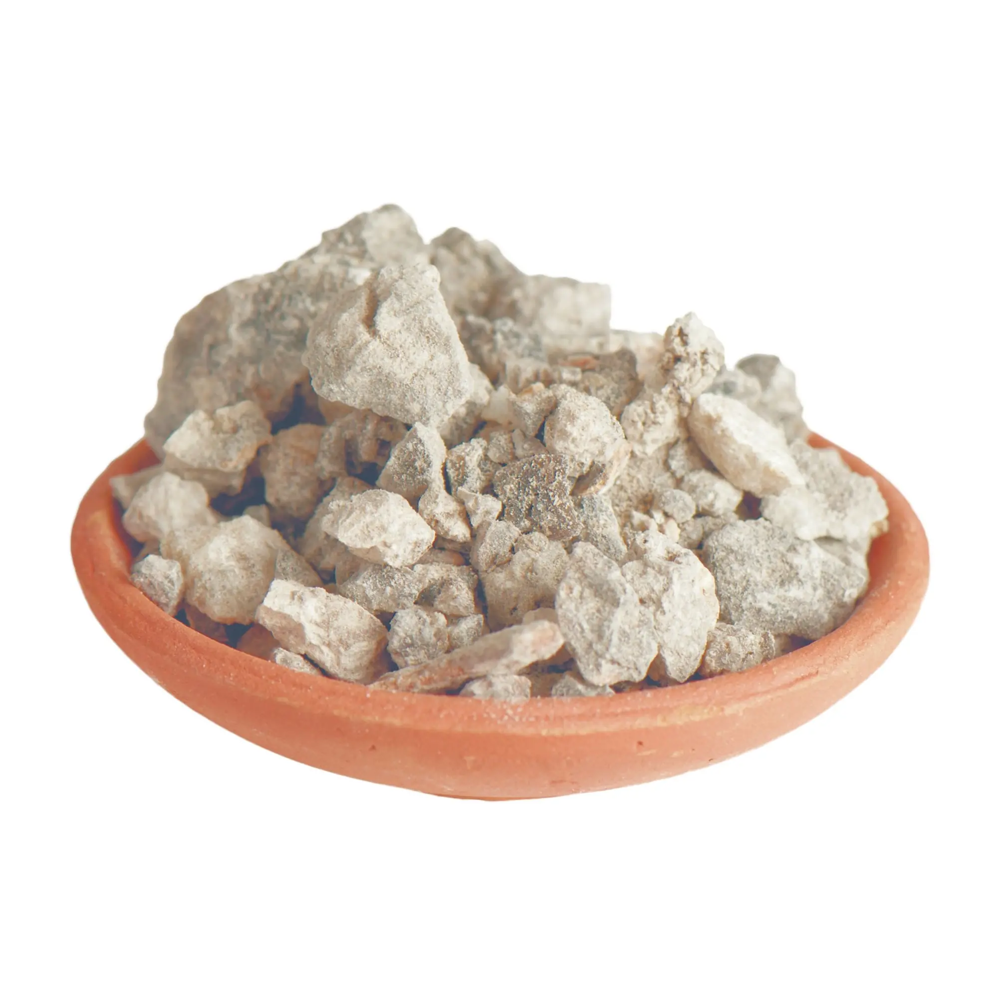 Dunkle, naturbelassene Stücke des Räucherharzes Copal Negro aus Peru in einer Tonschale.