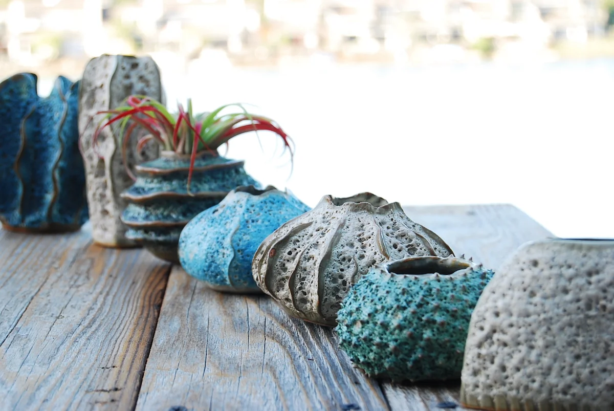 Art Floral Trading Keramik – handgefertigte, organisch geformte Vasen und Gefäße in Natur- und Blautönen, inspiriert von Meer und Korallen, ideale Deko für modernes, naturnahes Wohndesign.