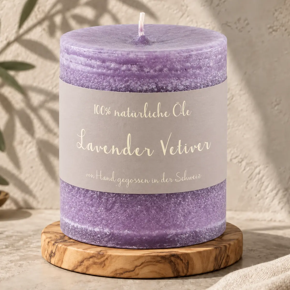 Lilafarbene Schulthess Duftkerze Lavender Vetiver aus 100 % natürlichen Ölen auf einem Holzsockel