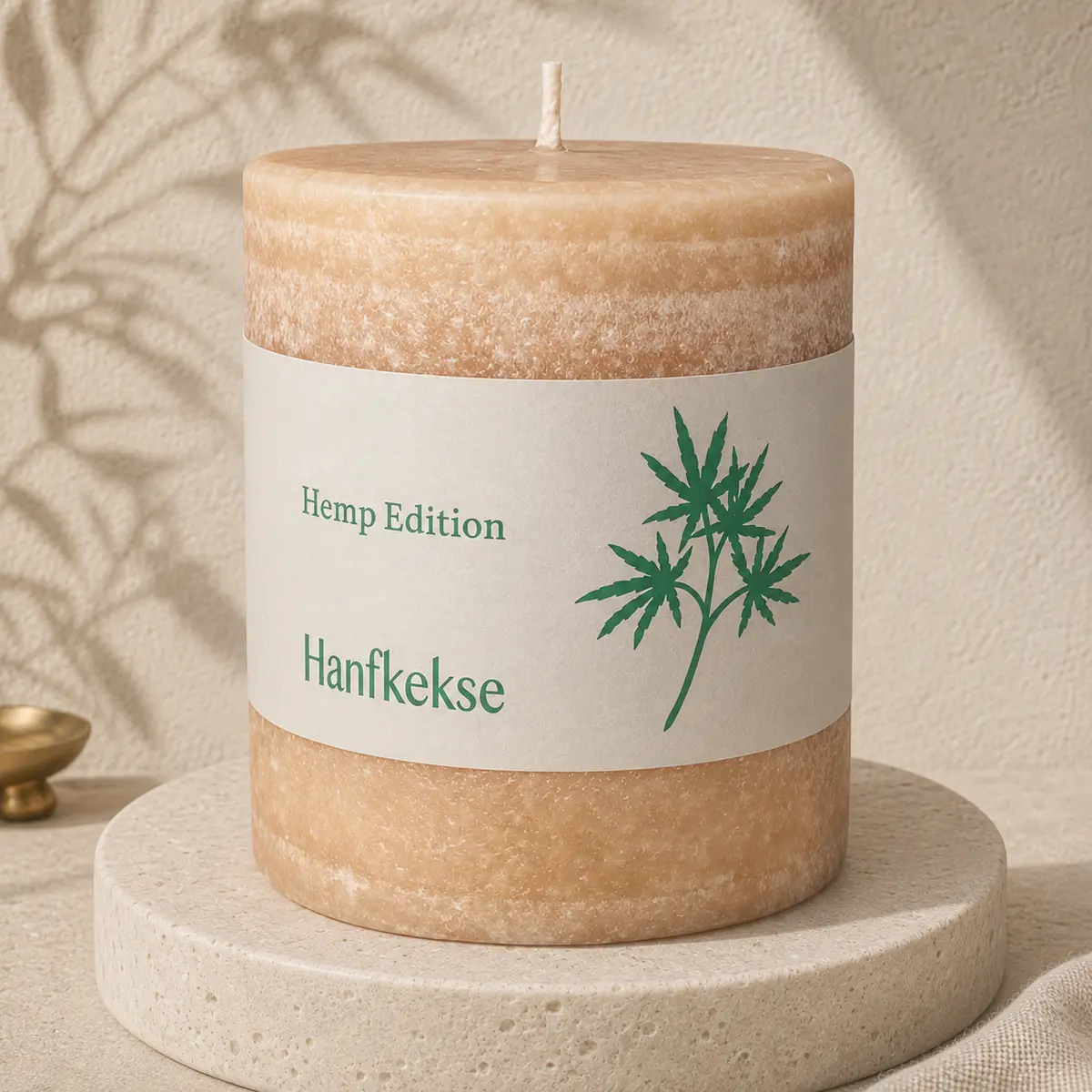 Schulthess Hemp Edition Duftkerze Hanfkekse auf hellem Travertin