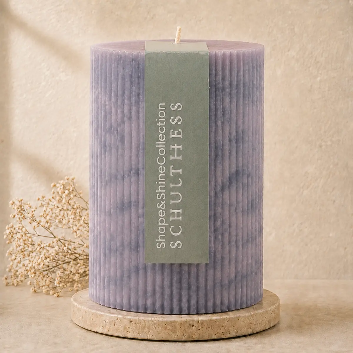 Schulthess Shape & Shine Kerze Lavendel ohne Duft auf Travertinteller