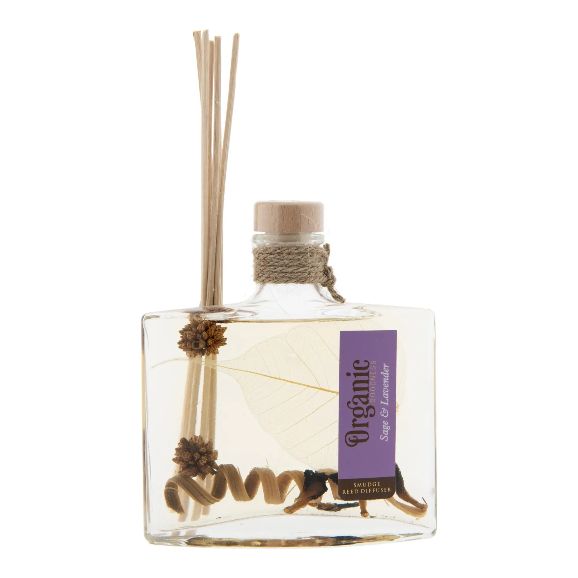 Organic Goodness Reed Diffuser Sage & Lavender mit Duftstäbchen und botanischen Bestandteilen.
