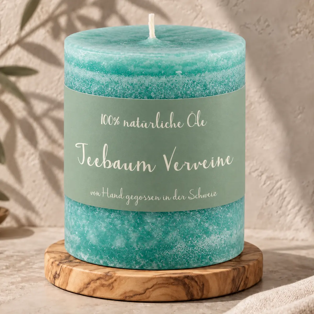 Türkise Schulthess Duftkerze Teebaum Verveine aus 100 % natürlichen Ölen auf einem Holzsockel