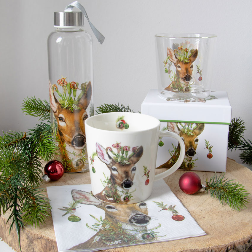 Weihnachtliche PPD Tassen, Gläser und Trinkflasche mit Hirschmotiv „Christmas Princess“ von Vicki Sawyer – festliche Geschenkideen für stilvolle Winterdekoration.