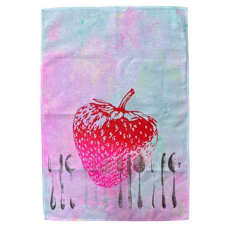 Frohstoff Geschirrtuch mit großem Erdbeermotiv und Besteckdruck auf buntem Hintergrund – handbedrucktes Leinentuch, ideal für sommerliche Küchendekoration.