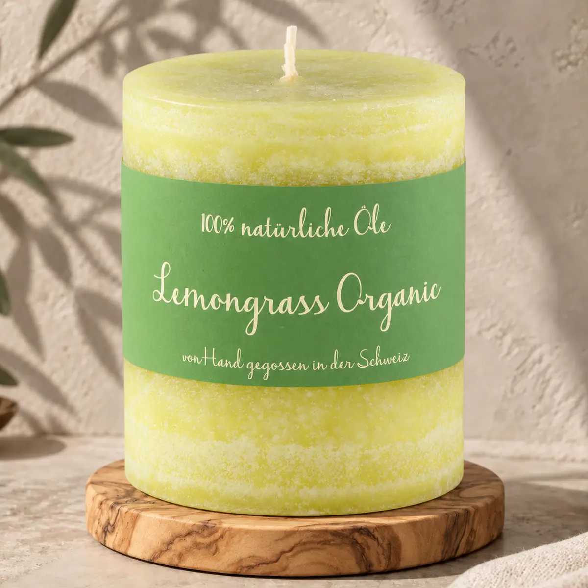 Gelbe Schulthess Duftkerze Lemongrass Organic aus 100 % natürlichen Ölen auf einem Holzsockel