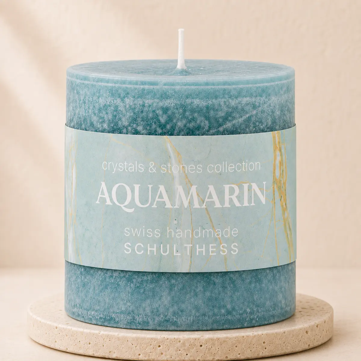 Schulthess Duftkerze Aquamarin aus der Crystals & Stones Collection auf hellem Travertin