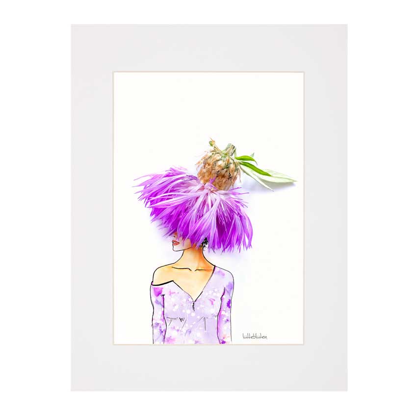 Art Print von Lütteblüten: Frau mit violettem Kleid und einer großen Blüte als Hut. Illustration mit echter Blume – „Der perfekte Schutz“ – elegante Wandkunst voller Leichtigkeit und Stil.