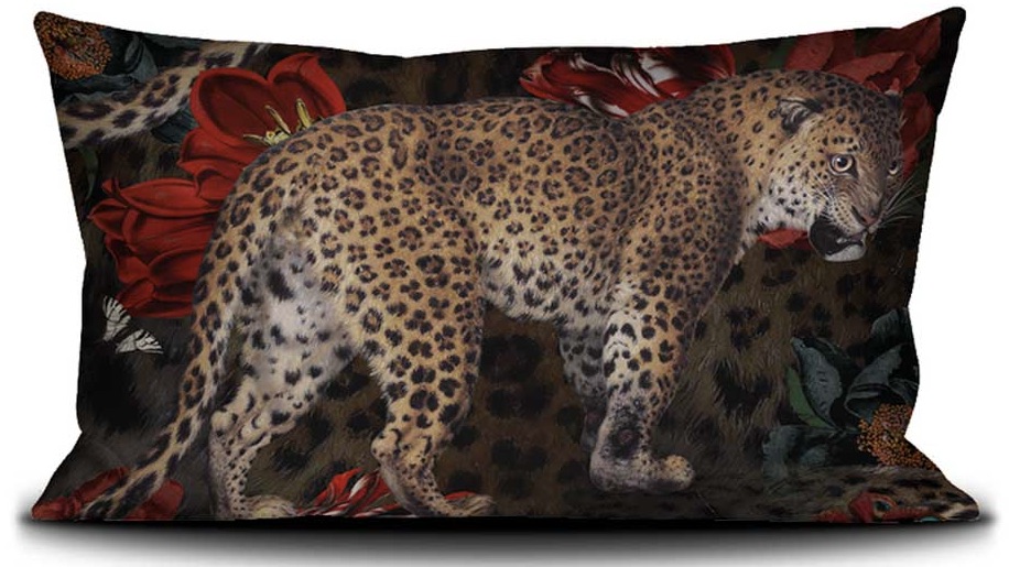 Voglio Bene Samtkissen Fauve 40x65 – luxuriöses Leoparden-Kissen mit edlem Blumenprint in Rot & Schwarz, extravagantes Designkissen für Sofa, Wohnzimmer & Interior Styling.