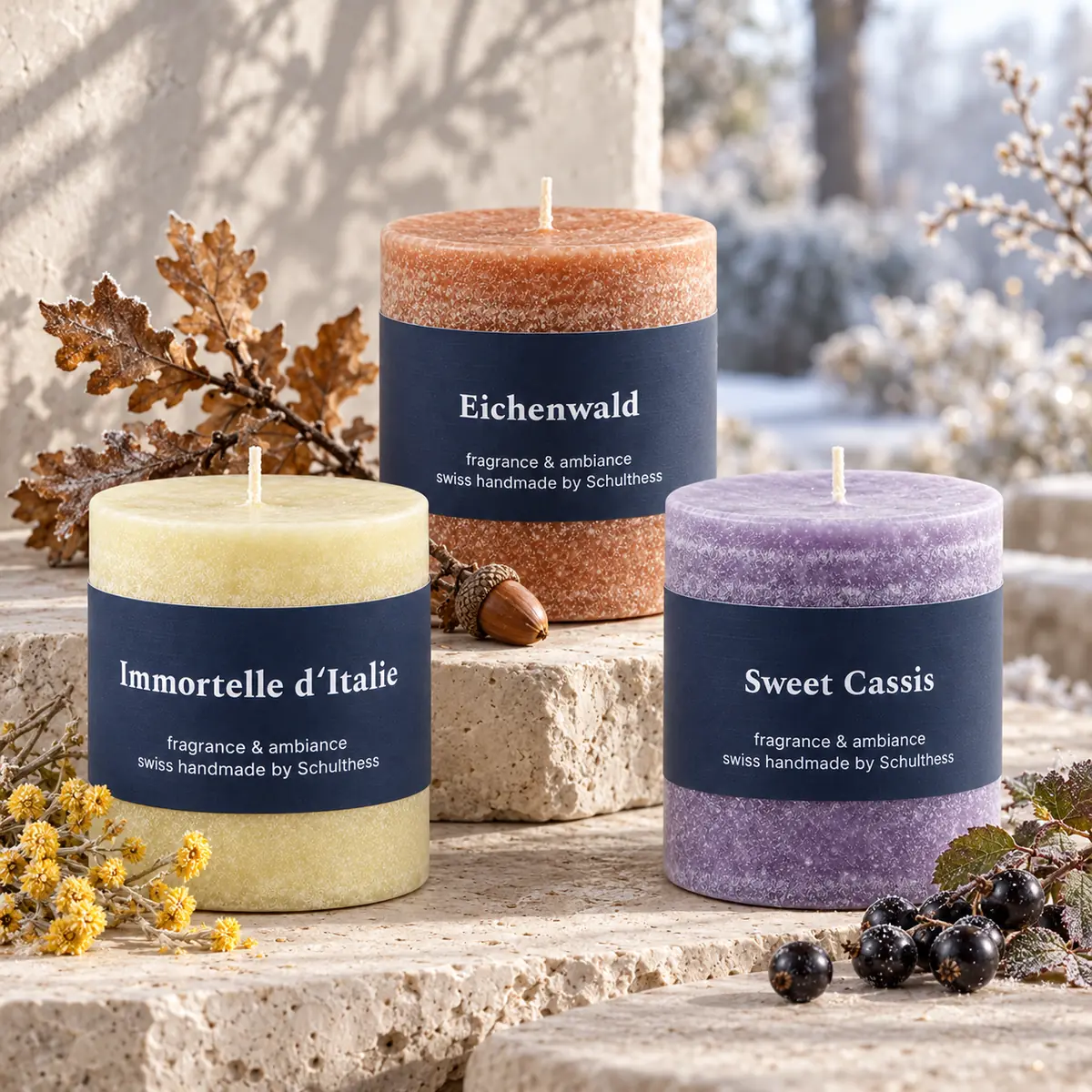 Schulthess Duftkerzen Immortelle d’Italie, Eichenwald und Sweet Cassis in einer hellen winterlichen Natursteinlandschaft