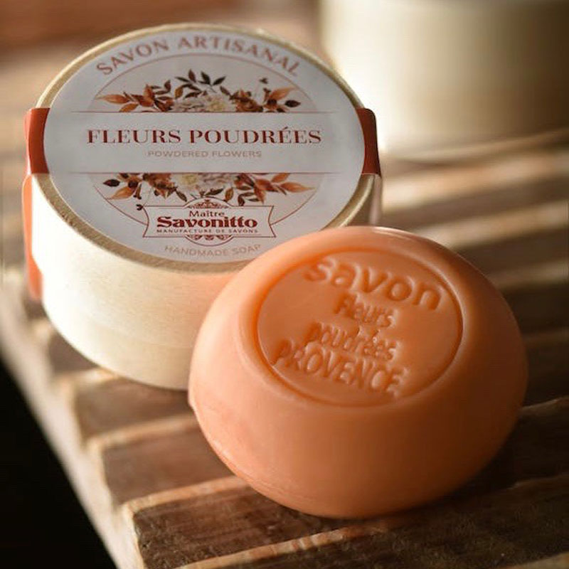 Maitre Safonitto Handgemachte Seife Fleurs Poudrées von Maître Savonitto in edler Holzbox. Zart duftende französische Naturseife aus der Provence – luxuriös und pflegend.
