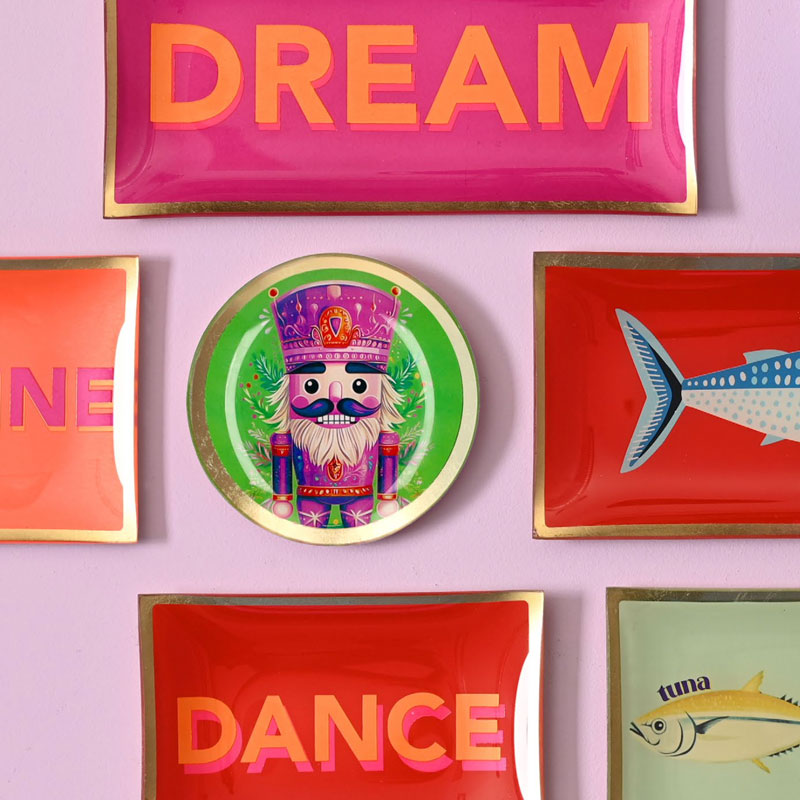 Love Plates Glasteller von Gift Company – farbenfrohe Deko-Teller mit Schriftzügen wie „DREAM“ und „DANCE“ sowie Nussknacker- und Fischmotiv, stilvolle Wand- oder Tischdekoration.