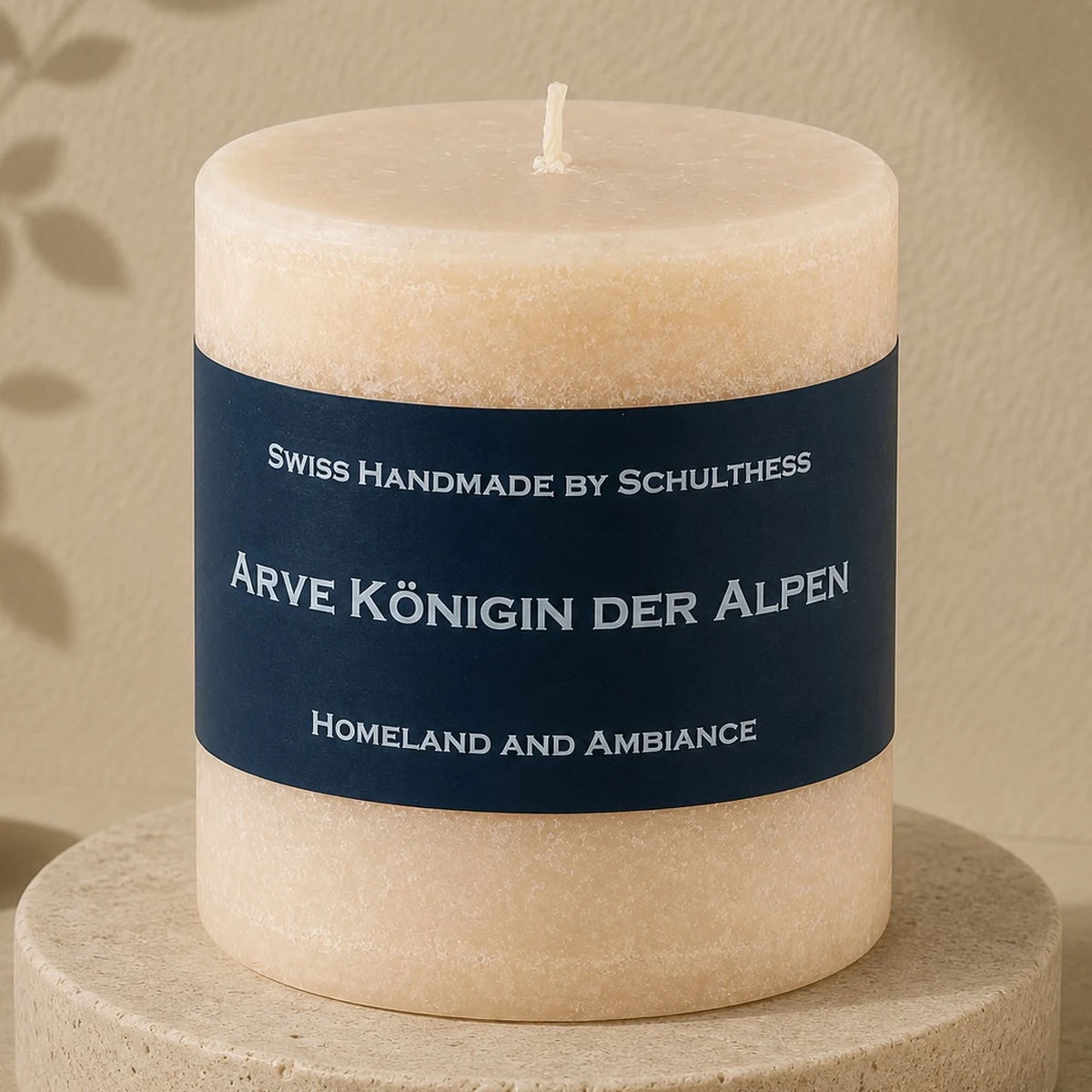 Schulthess Duftkerze Arve Königin der Alpen auf hellem Travertinteller