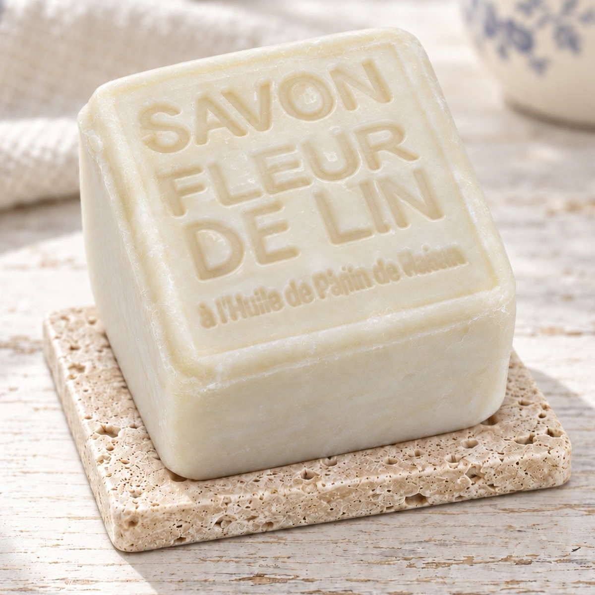 Maitre Savonitto Seifenwürfel Fleur de Lin auf Travertin