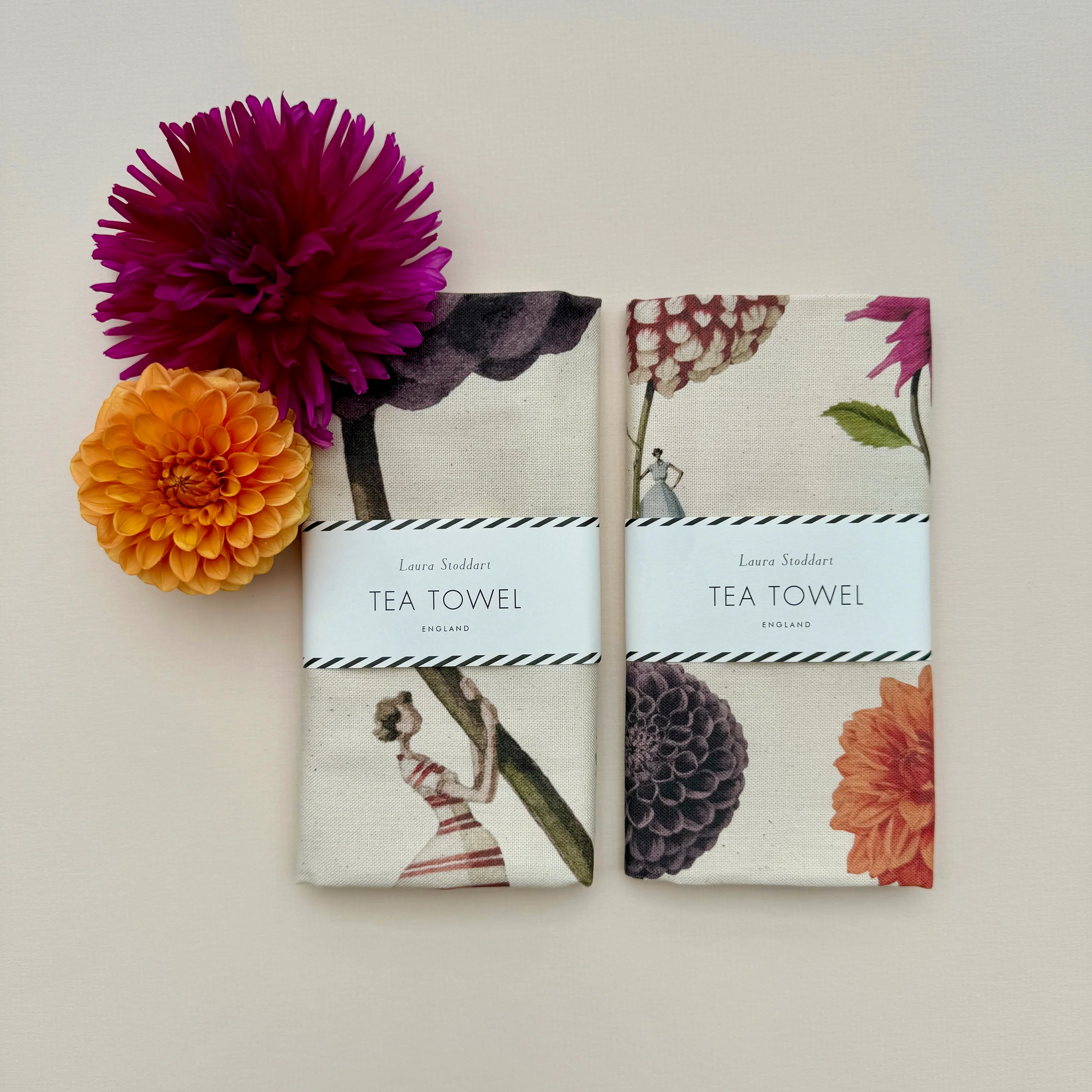 Florale Geschirrtücher von Laura Stoddart mit poetischen Blumenillustrationen und botanischem Design in Creme, Pink und Orange als stilvolle britische Küchentextilien