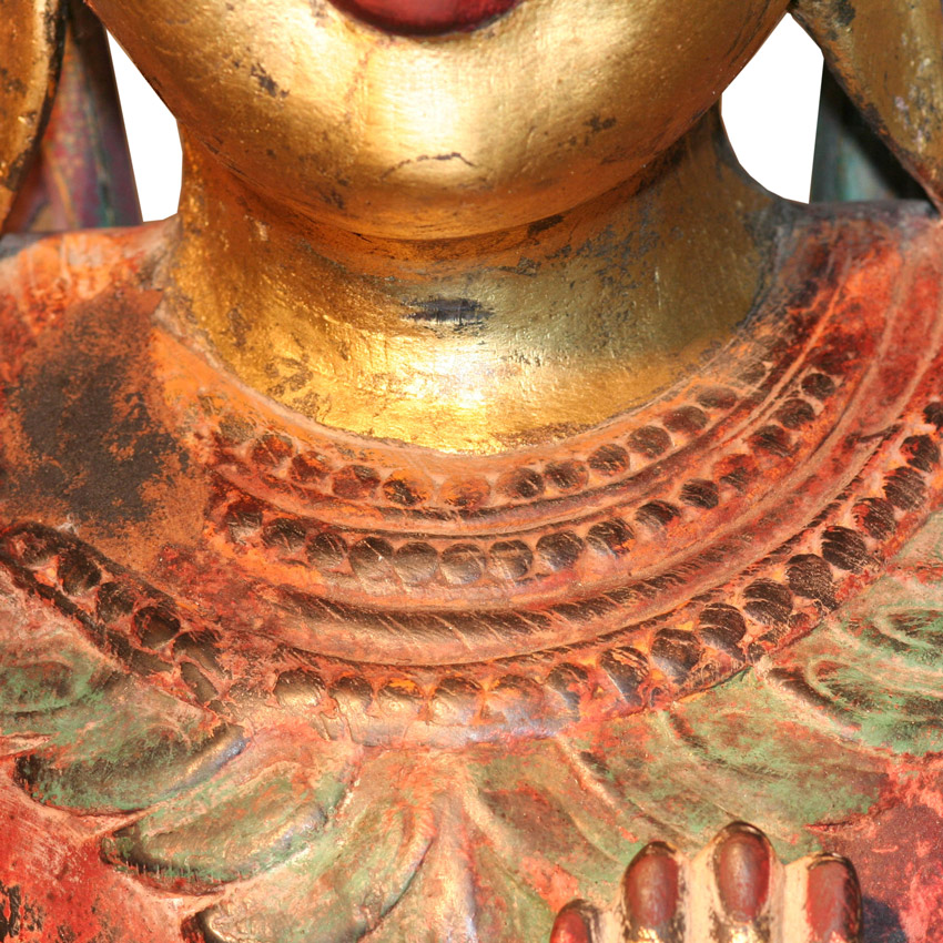 Detailaufnahme des Gewands eines großen burmesischen Königsbuddha – kunstvoll geschnitzte Ornamente mit goldener und roter Patina, traditionelle Handarbeit aus Burma
