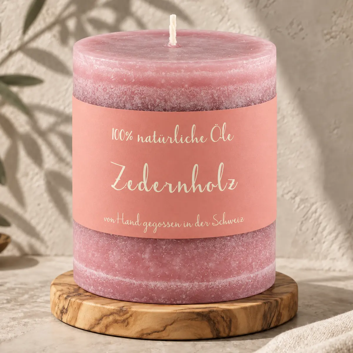 Rosafarbene Schulthess Duftkerze Zedernholz aus 100 % natürlichen Ölen auf einem Holzsockel