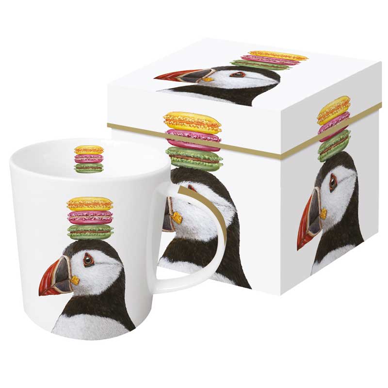PPD Tasse „Olaf“ mit Papageitaucher-Motiv und bunten Macarons auf dem Kopf, liebevoll illustriert und mit passender Geschenkbox – originelles Design für moderne Tischkultur.