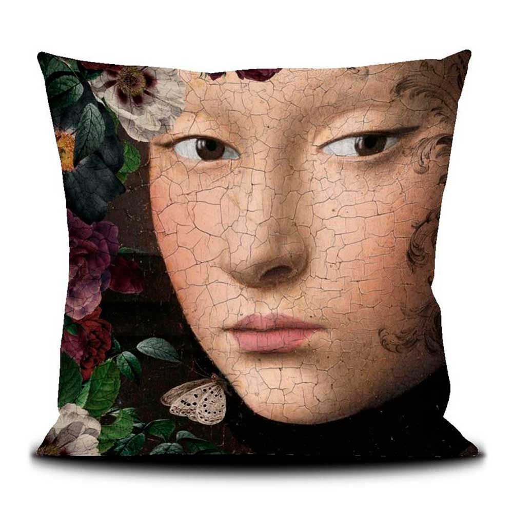 Voglio Bene Samtkissen Starfire 50x50 – Nahaufnahme eines Renaissance-Gesichts mit feinen Craquelé-Strukturen, Blumen, Schmetterling und dunklem Hintergrund.