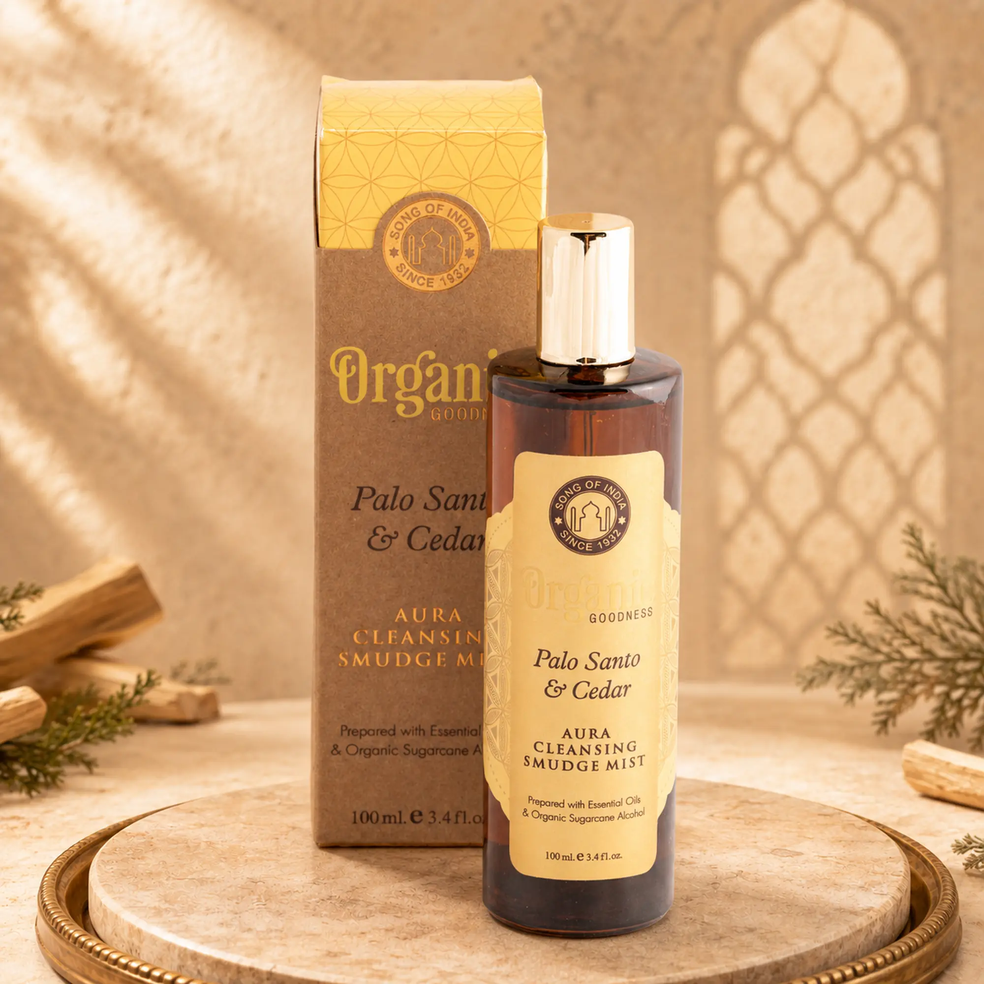 Song of India Palo Santo & Cedar Aura Cleansing Smudge Mist mit Verpackung und Zedernzweigen