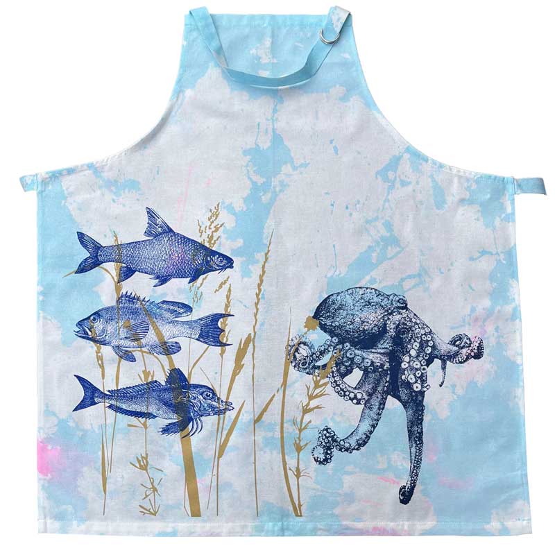 Handbedruckte Frohstoff Atelier Unique Küchenschürze mit Fisch- und Oktopusmotiv in Blau auf aquarelliertem Hintergrund aus Leinen und Halbleinen.