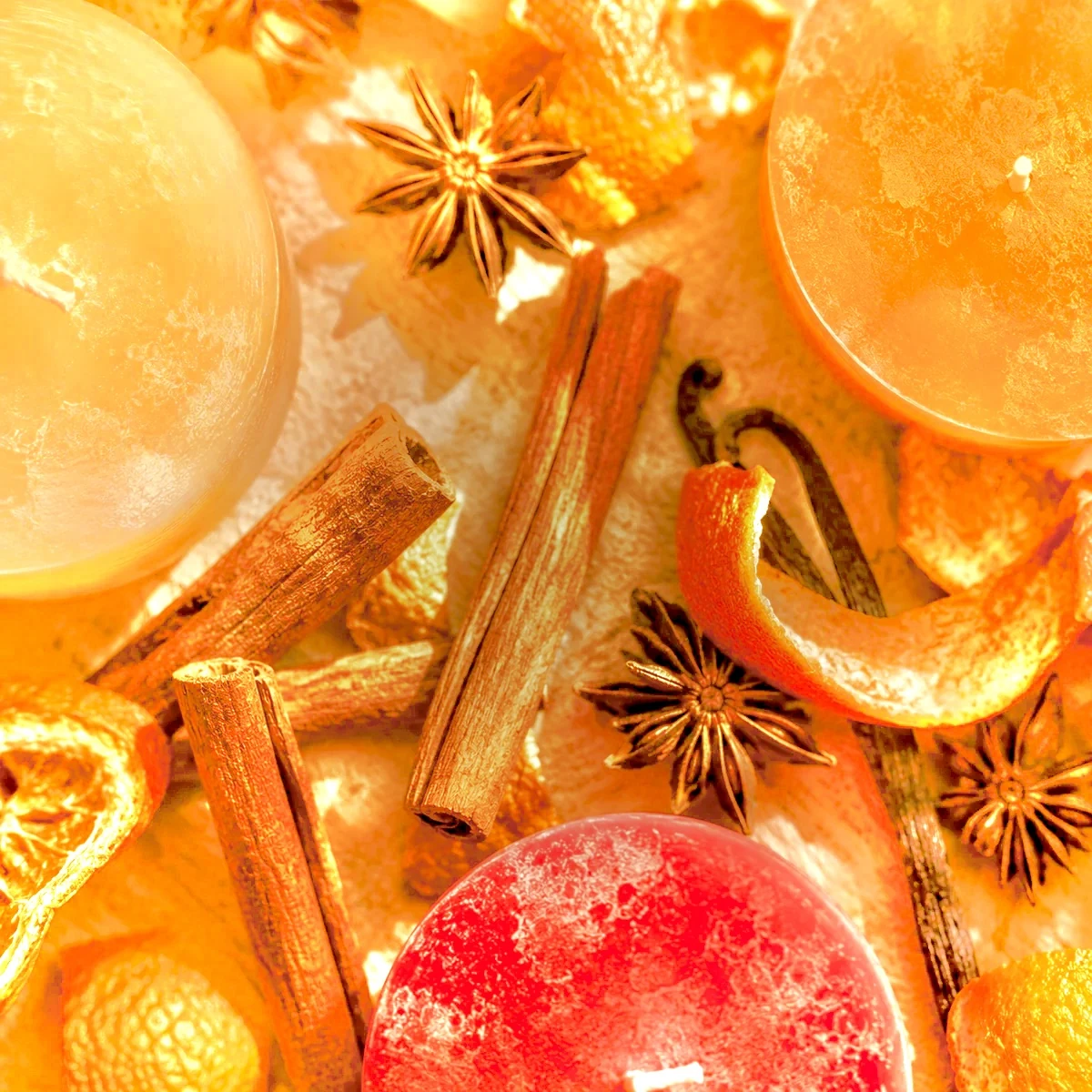 Künstlerische Detailkomposition aus Wintergewürzen, Orangenschale und Schulthess Duftkerzen in warmen Farbtönen.