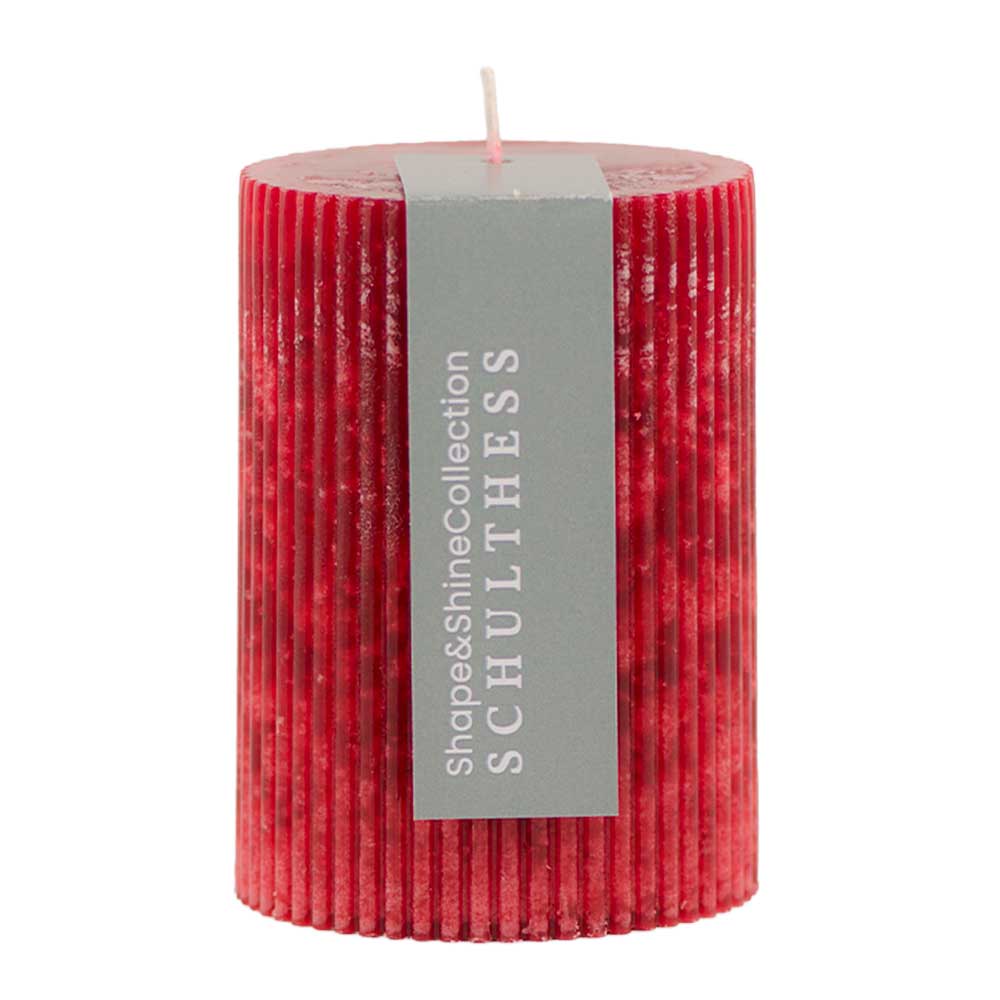 Shape & Shine Rillenkerze in der Farbe "Scharlachrot" von Schulthess Kerzen