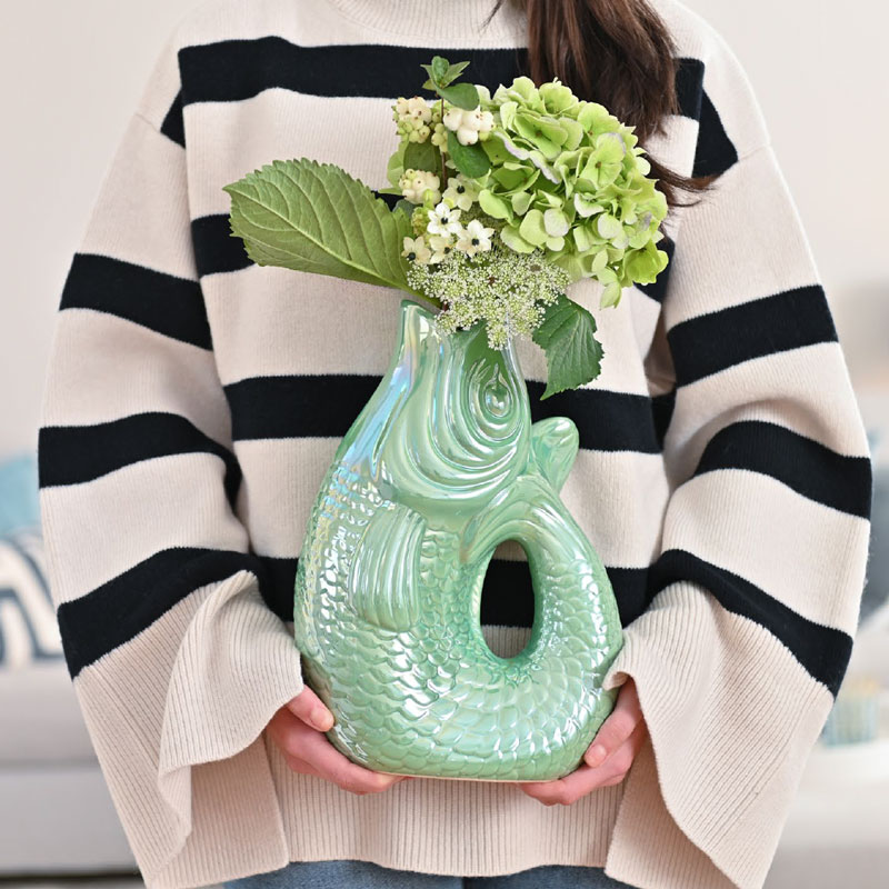 Monsieur Carafon Vase von Gift Company – dekorative Keramikvase in Fischform, glänzend türkisgrün glasiert, kombiniert originelles Design mit maritimem Flair und eignet sich perfekt für frische Blumen.