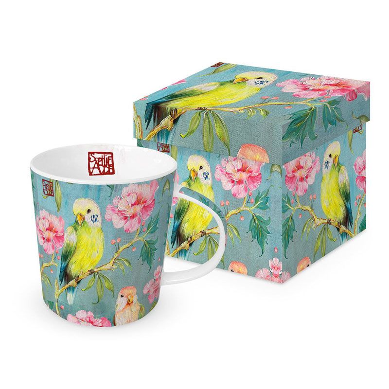 PPD Porzellantasse „Perruches“ mit farbenfrohem Wellensittich-Motiv zwischen rosa Blüten, gestaltet von Künstlerin Sophie Addé, in dekorativer Geschenkbox.