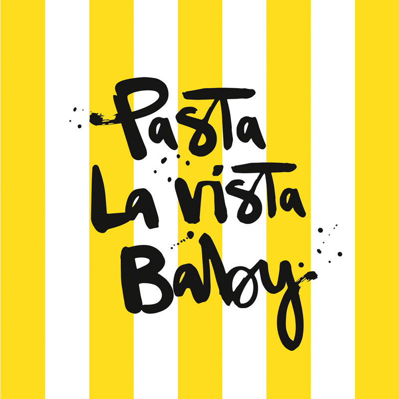 PPD Servietten „Pasta la Vista, Baby“ mit gelb-weißen Streifen und modernem Schriftzug – witziges Design für Pasta-Abende, italienische Küche und stylische Tischdekoration.