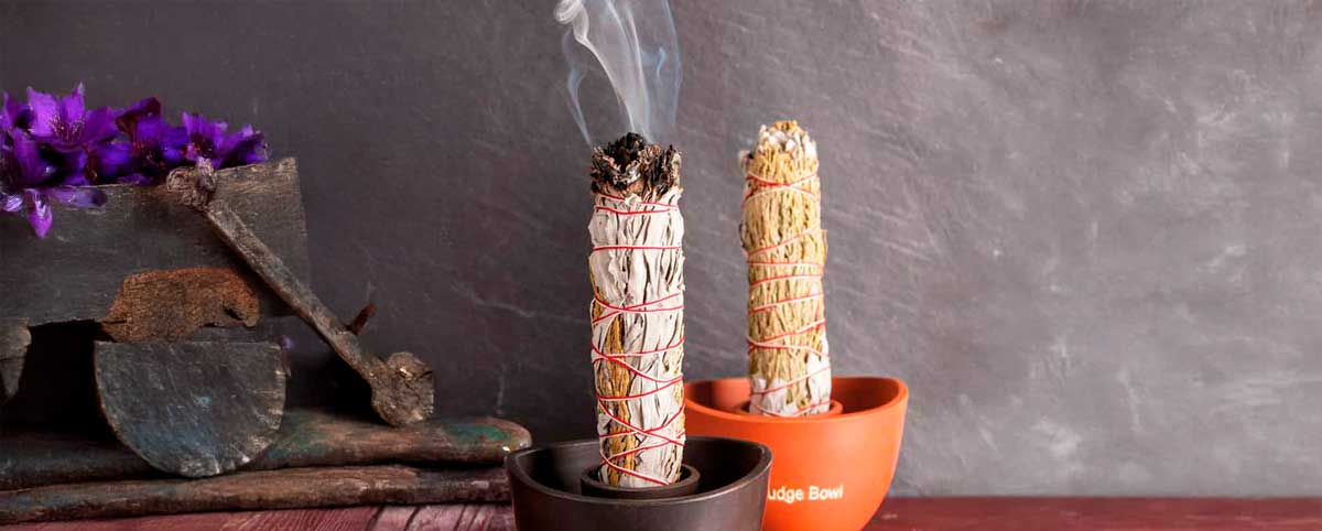 Indianisches Räucherwerk – naturreine Kräuterbündel von Berk mit weißem Salbei, ideal für Rituale, energetische Klärung und spirituelle Raumreinigung.