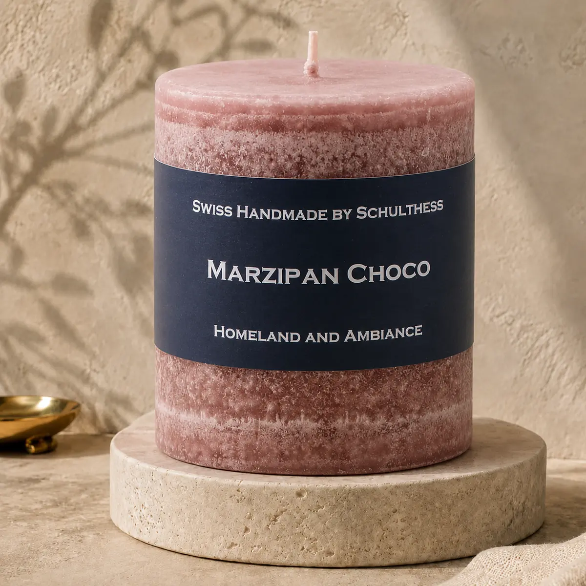 Schulthess Duftkerze Marzipan Choco auf einem Travertinteller