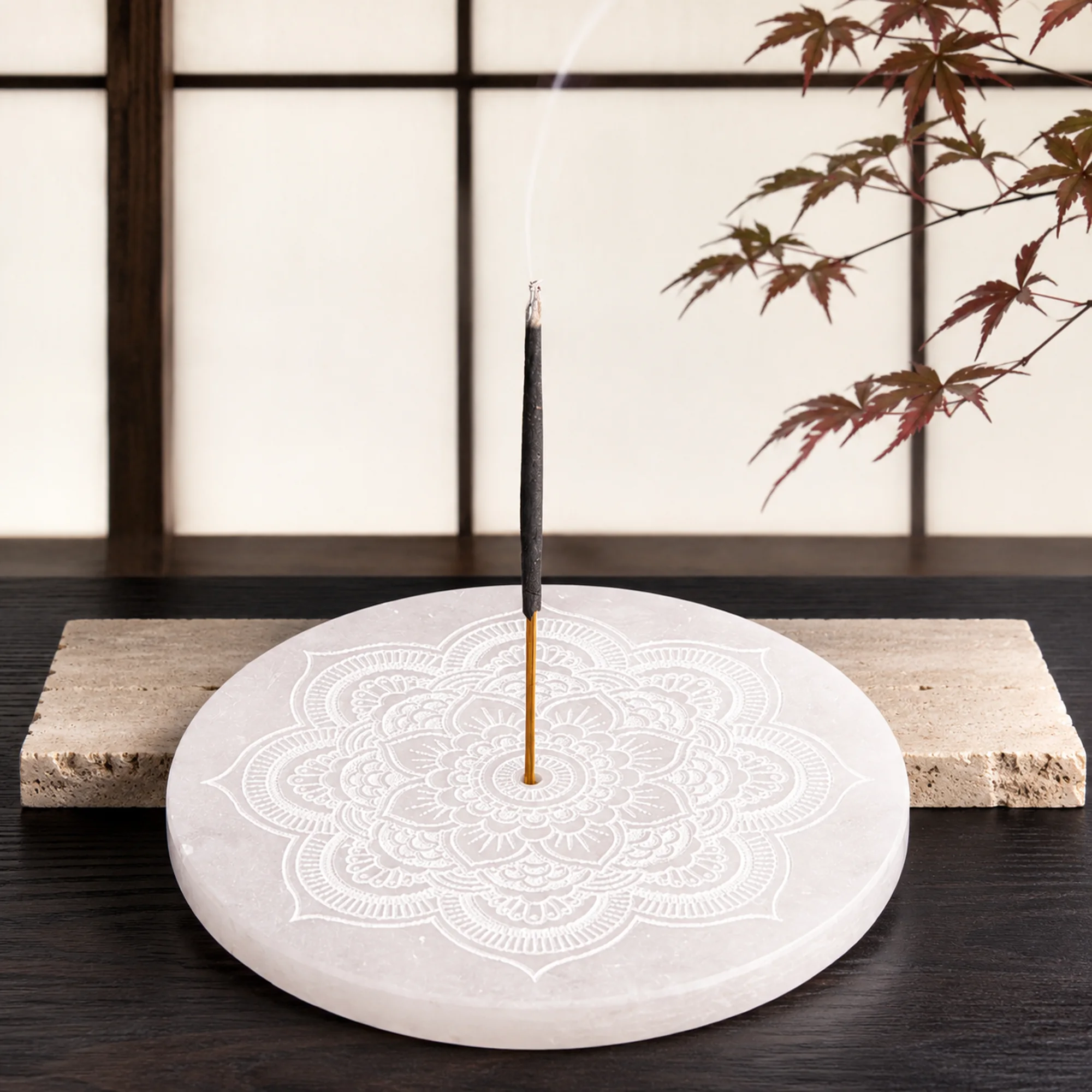 Runder heller Räucherstäbchenhalter mit Mandala-Gravur, Räucherstäbchen und Shoji-Kulisse