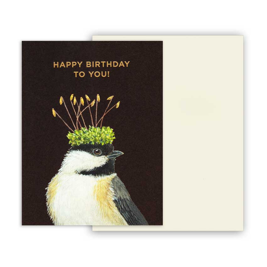Grußkarte von Hester & Cook: detaillierte Illustration eines kleinen Vogels mit grünem Mooskranz und goldenen Halmen auf dem Kopf. Text „Happy Birthday to You!“ in Goldschrift auf dunklem Hintergrund.