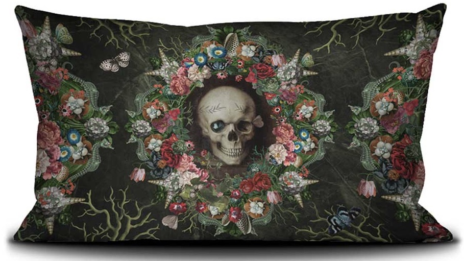 Elegantes Voglio Bene Samtkissen 40x65 – dunkles Kunstmotiv mit Totenschädel, Rosen, Blütenkranz und mystischer Natur. Ausgefallenes Designer-Kissen für stilvolle Wohnräume.