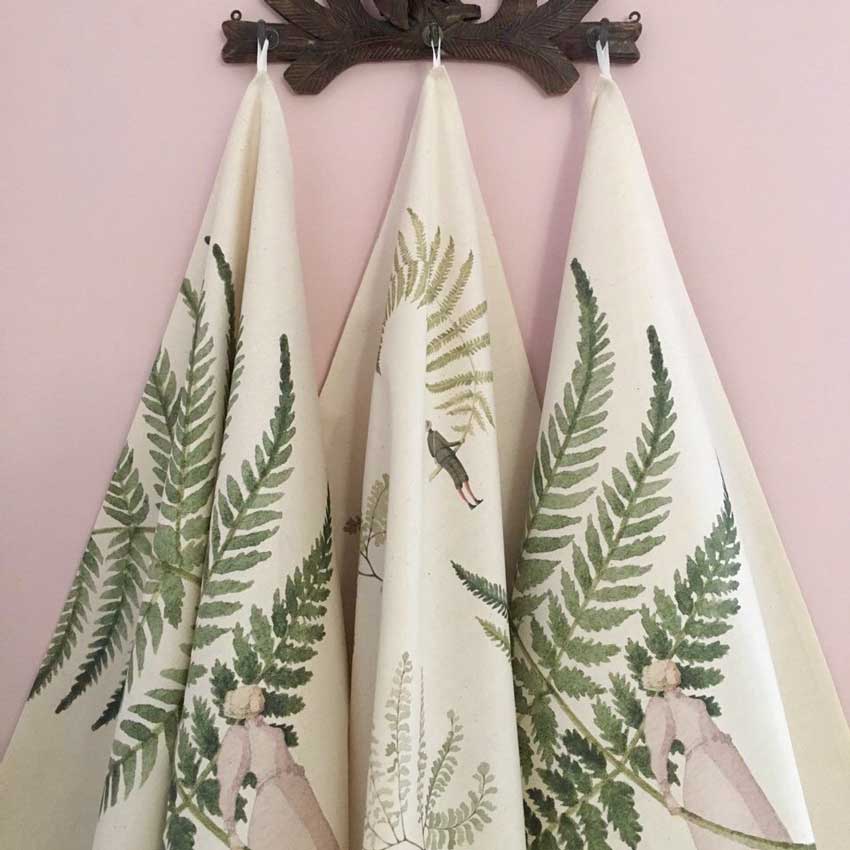 Geschirrtücher von Laura Stoddart mit filigranen Farn- und Figurenmotiven – liebevoll illustriertes Design aus Baumwolle für stilvolle Küchen- und Wohnaccessoires.
