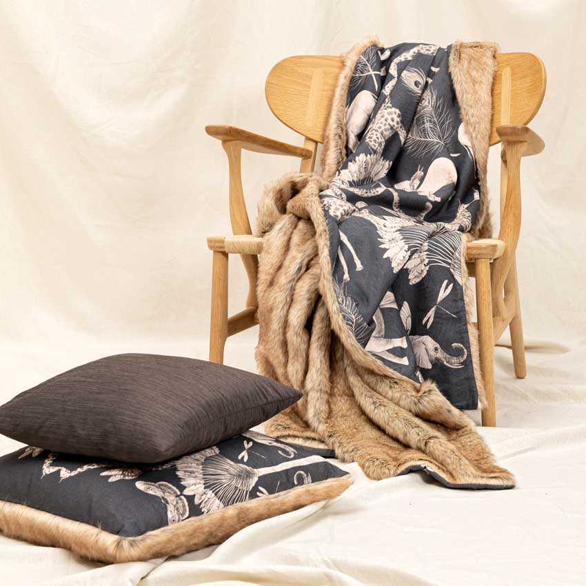 Magma Kissen und Decke aus der Namibia Kollektion – edles Safari-Design mit Tiermotiven und Kunstfell, stilvolle Wohntextilien für gemütliche Akzente im modernen Interior.