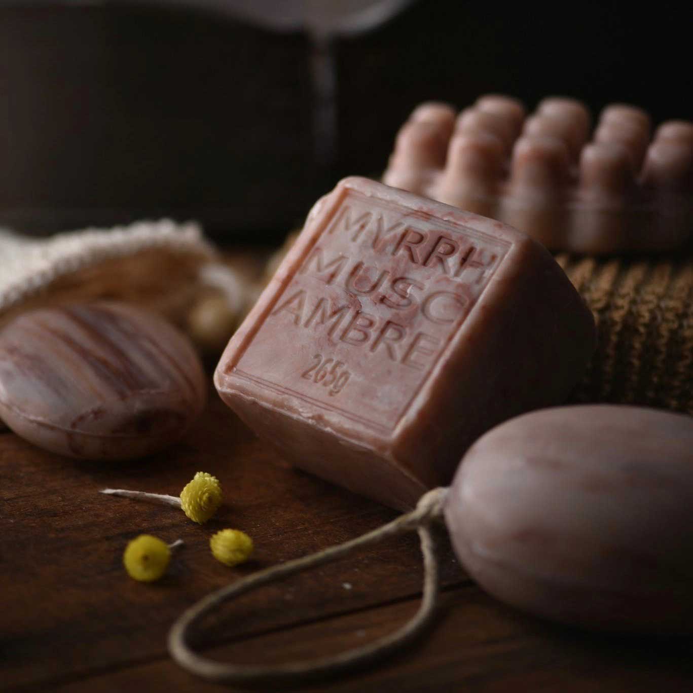 Handgemachte Seife von Maître Savonitto – würziger Duft aus Myrrhe, Moschus und Amber. Edle Naturseife im rustikalen Stil, inspiriert von der Provence.